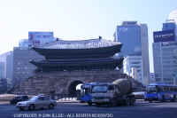 Namdaemun_gate.JPG (57526 bytes)