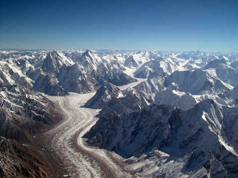 Baltoro_glacier_from_air.jpg (1529065 bytes)