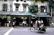 Singapore_Bicycle_in_Street.jpg (16458 bytes)