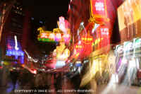 Nanjing_road_night2.JPG (75682 bytes)