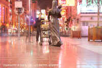 Nanjing_road_statue.JPG (76732 bytes)