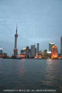 Pudong_night8.JPG (44140 bytes)